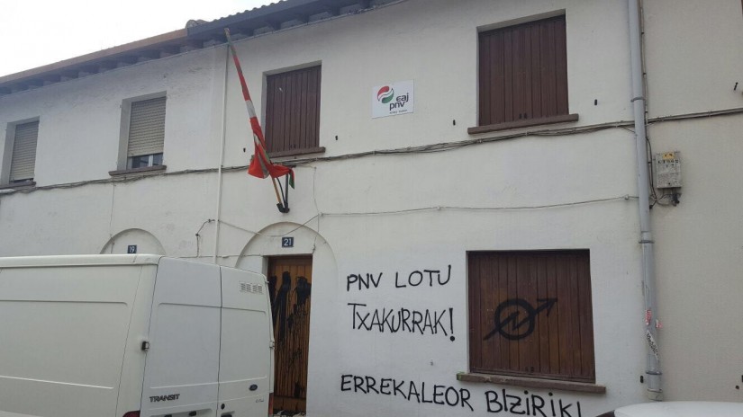  El PNV de Navarra considera inaceptable la aparición de pintadas en su Batzoki de Altsasu